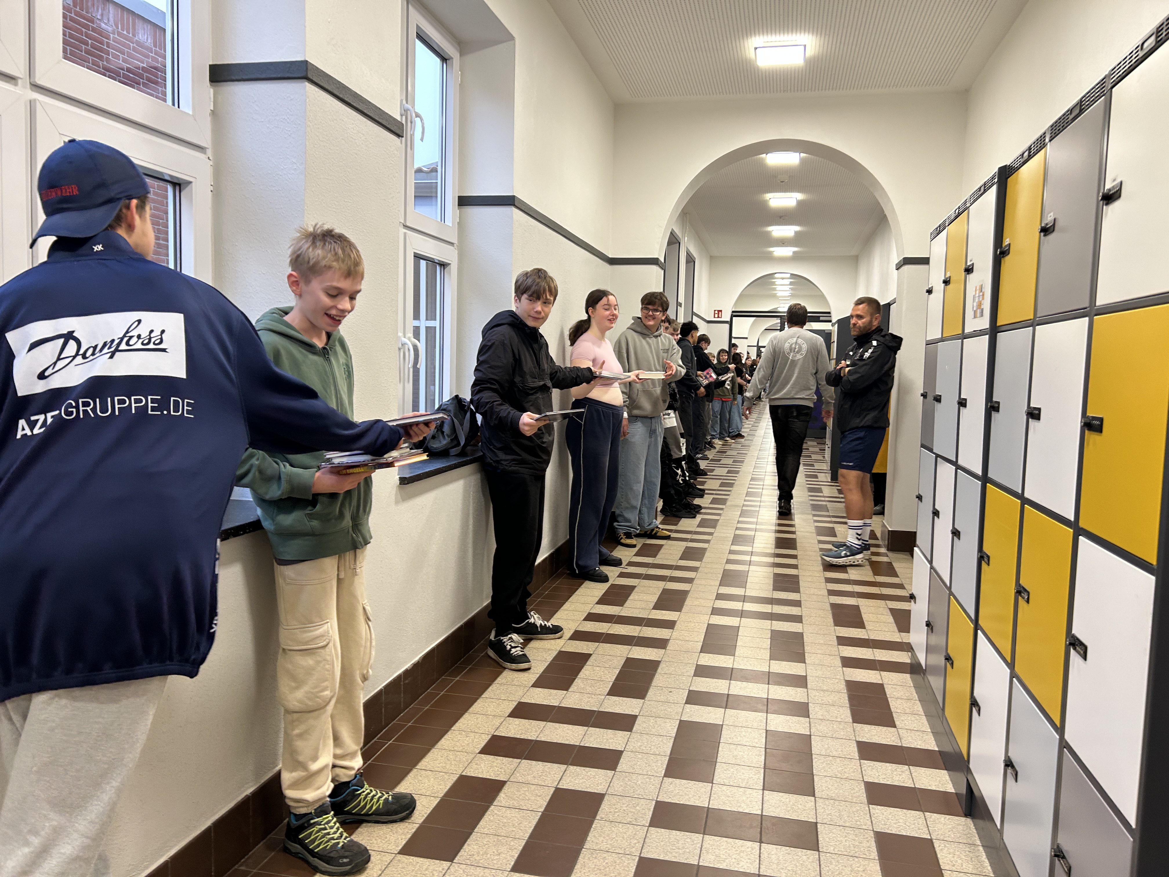 Bøger i hænderne på deres læsere