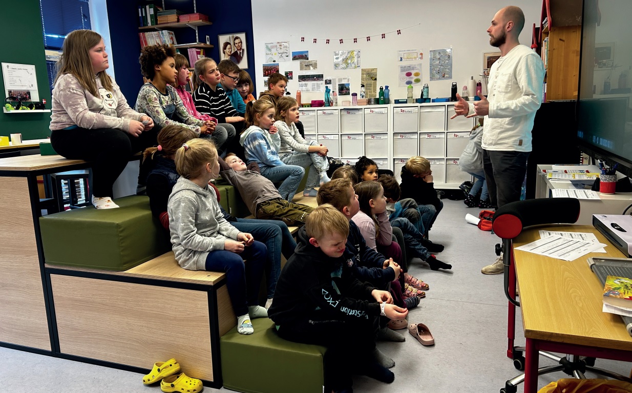 Hele skolen lærer i samme lokale, men helt forskelligt